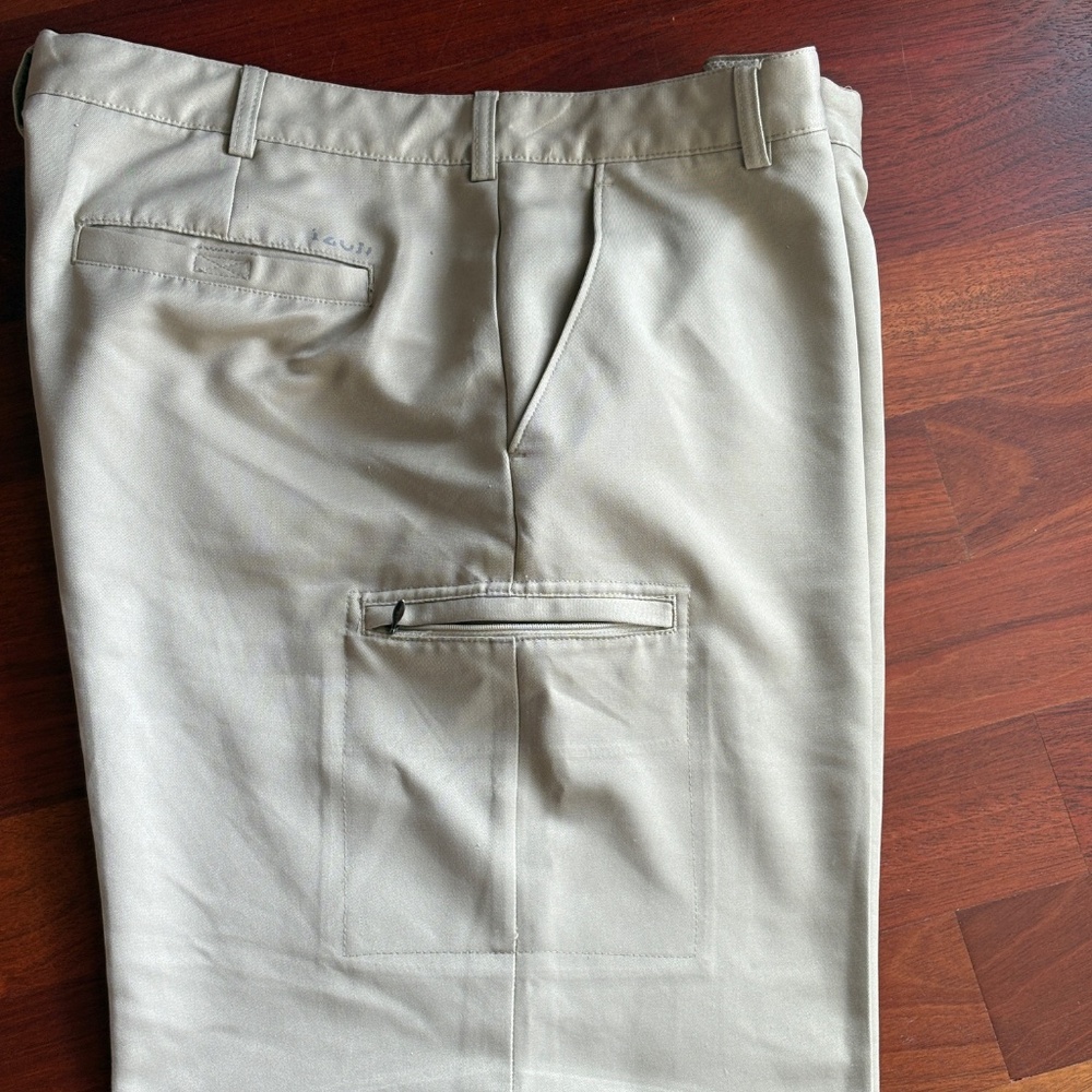 Izod Tan Golf Cargo Shorts - Size 40